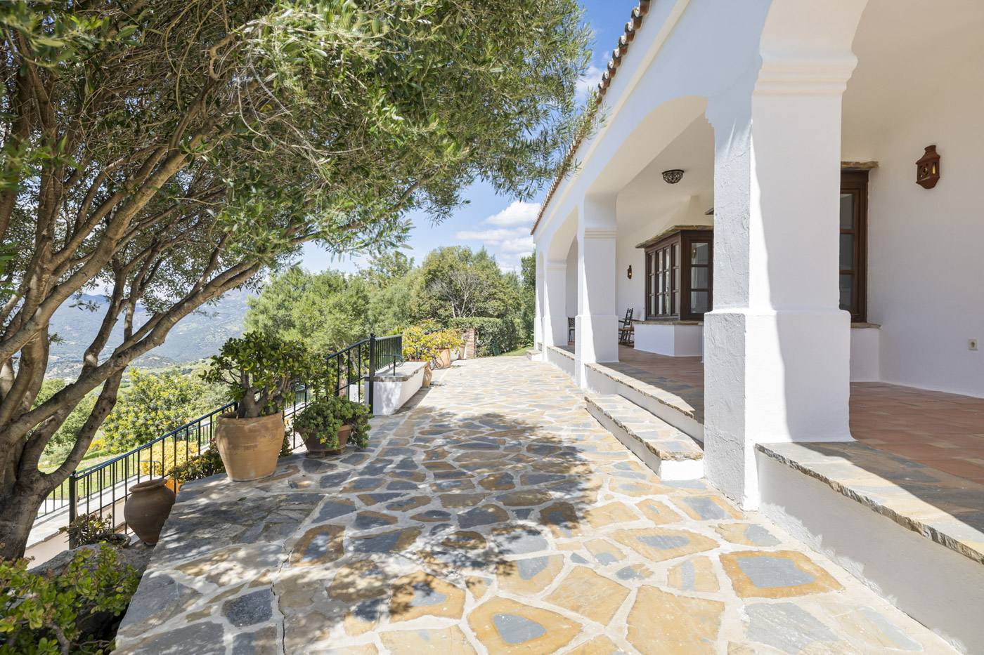 Terrazas de la casa con escaleras a zona de piscina